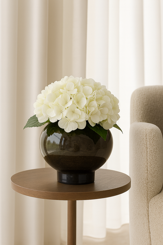 Brown Glass Vase with Hydrangea Flowers تنسيق ورد الهيدرنجيا في فازة زجاج لون بني