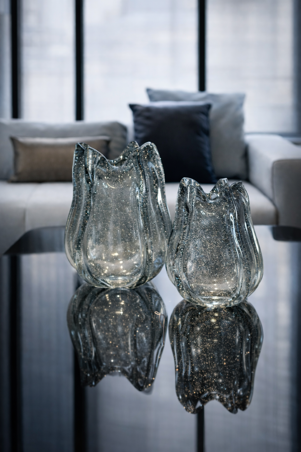 Grey Glass Abstract Design Vase الحجم الكبير فقط