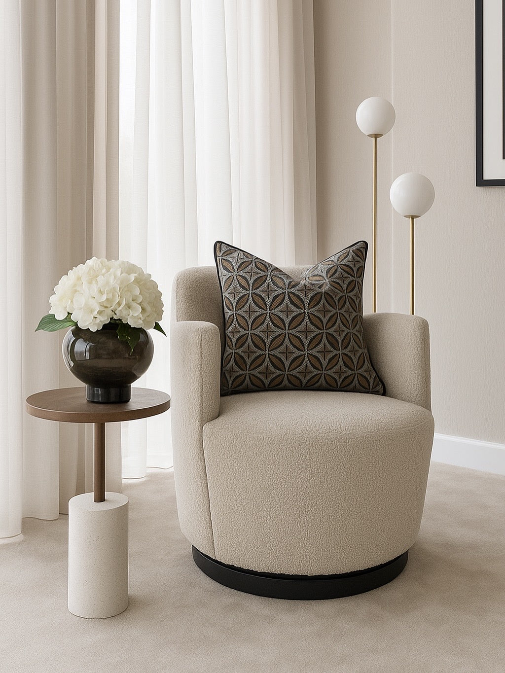 Brown Glass Vase with Hydrangea Flowers تنسيق ورد الهيدرنجيا في فازة زجاج لون بني