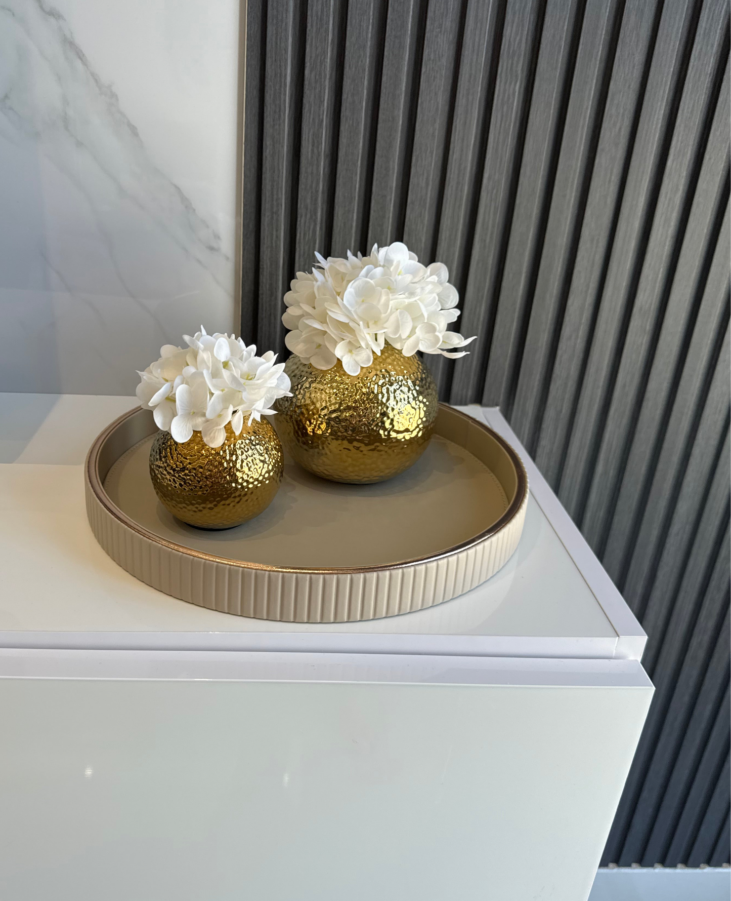 Set of two small vases with flowers طقم فازتين حجم صغير مع ورد هيدرنجيا صناعي