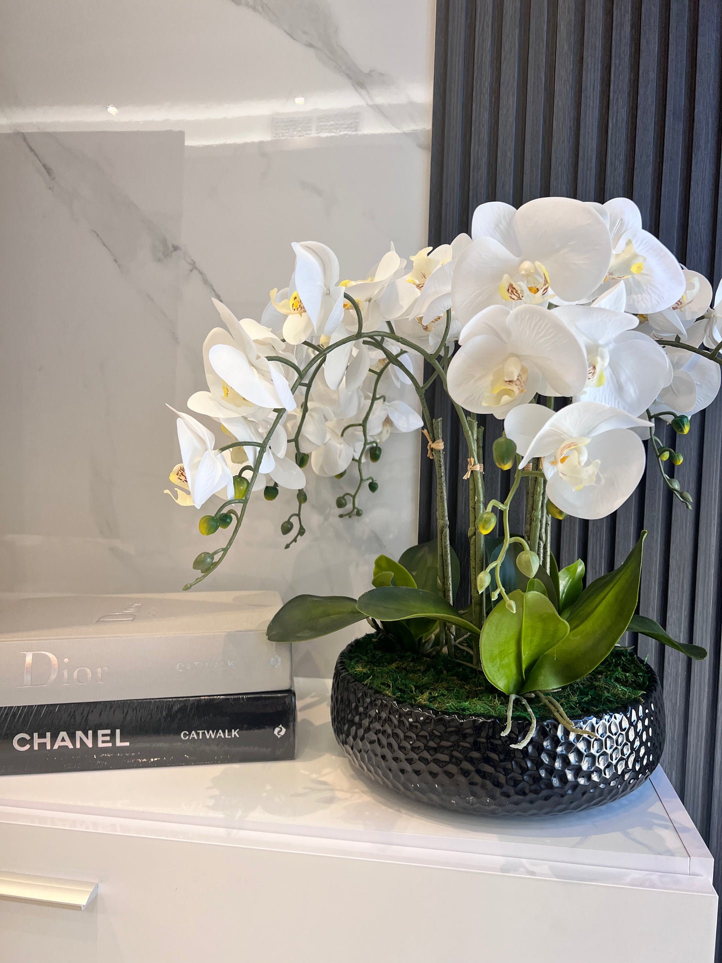 Black Vase Orchid Arrangement فازة سيراميك لون اسود مع تنسيق ورد الاوركيد الاصطناعي