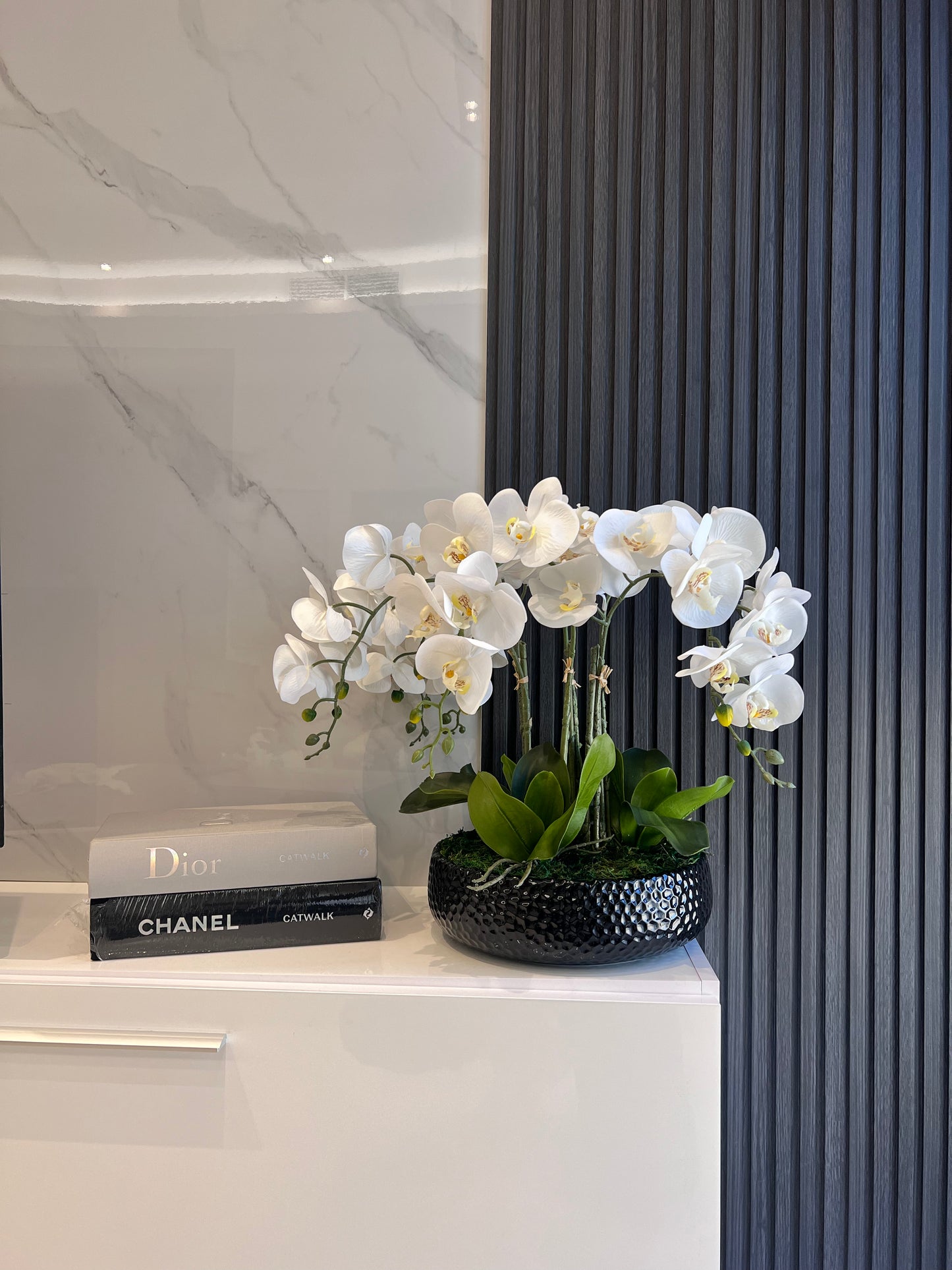 Black Vase Orchid Arrangement فازة سيراميك لون اسود مع تنسيق ورد الاوركيد الاصطناعي