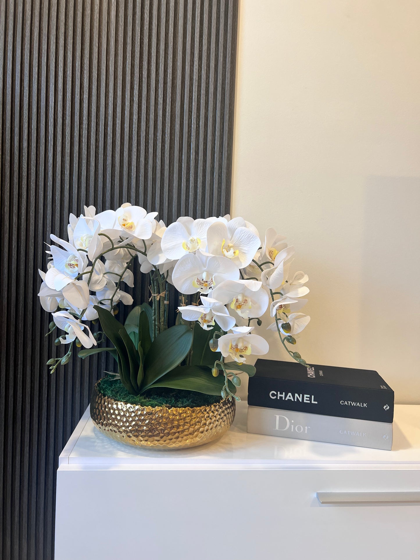 Gold Vase Orchid Arrangement فازة سيراميك لون ذهبي مع تنسيق ورد الاوركيد الاصطناعي