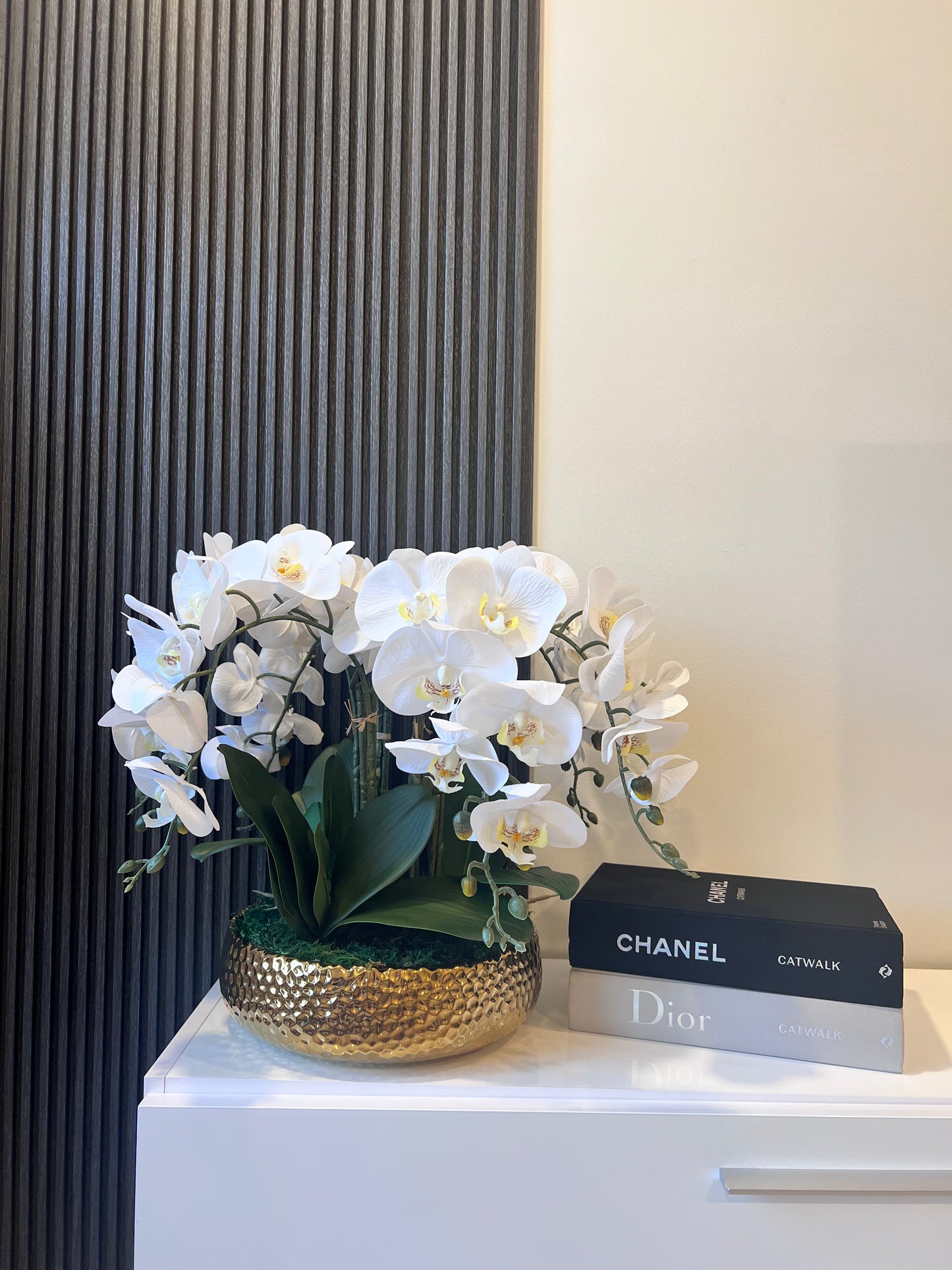 Gold Vase Orchid Arrangement فازة سيراميك لون ذهبي مع تنسيق ورد الاوركيد الاصطناعي