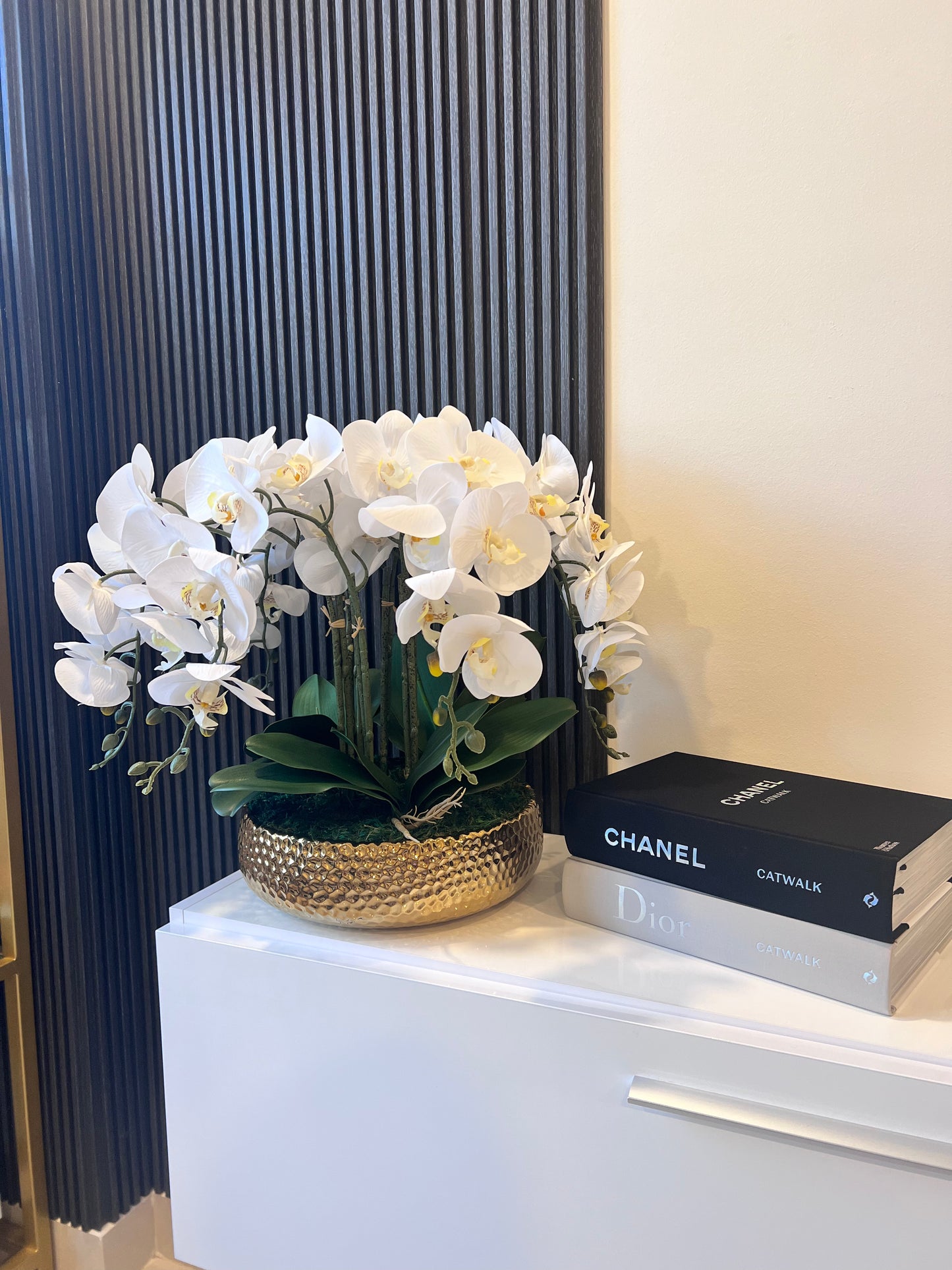 Gold Vase Orchid Arrangement فازة سيراميك لون ذهبي مع تنسيق ورد الاوركيد الاصطناعي