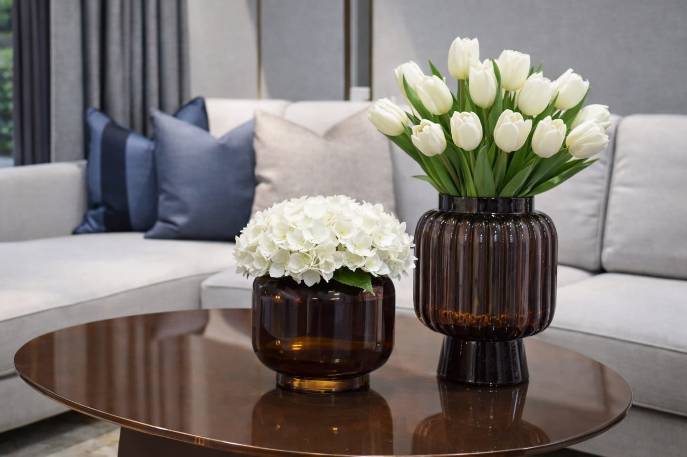 Brown Glass Vase with Hydrangea Flowerفازة زجاج لون بني مع ورد هدرانجيا