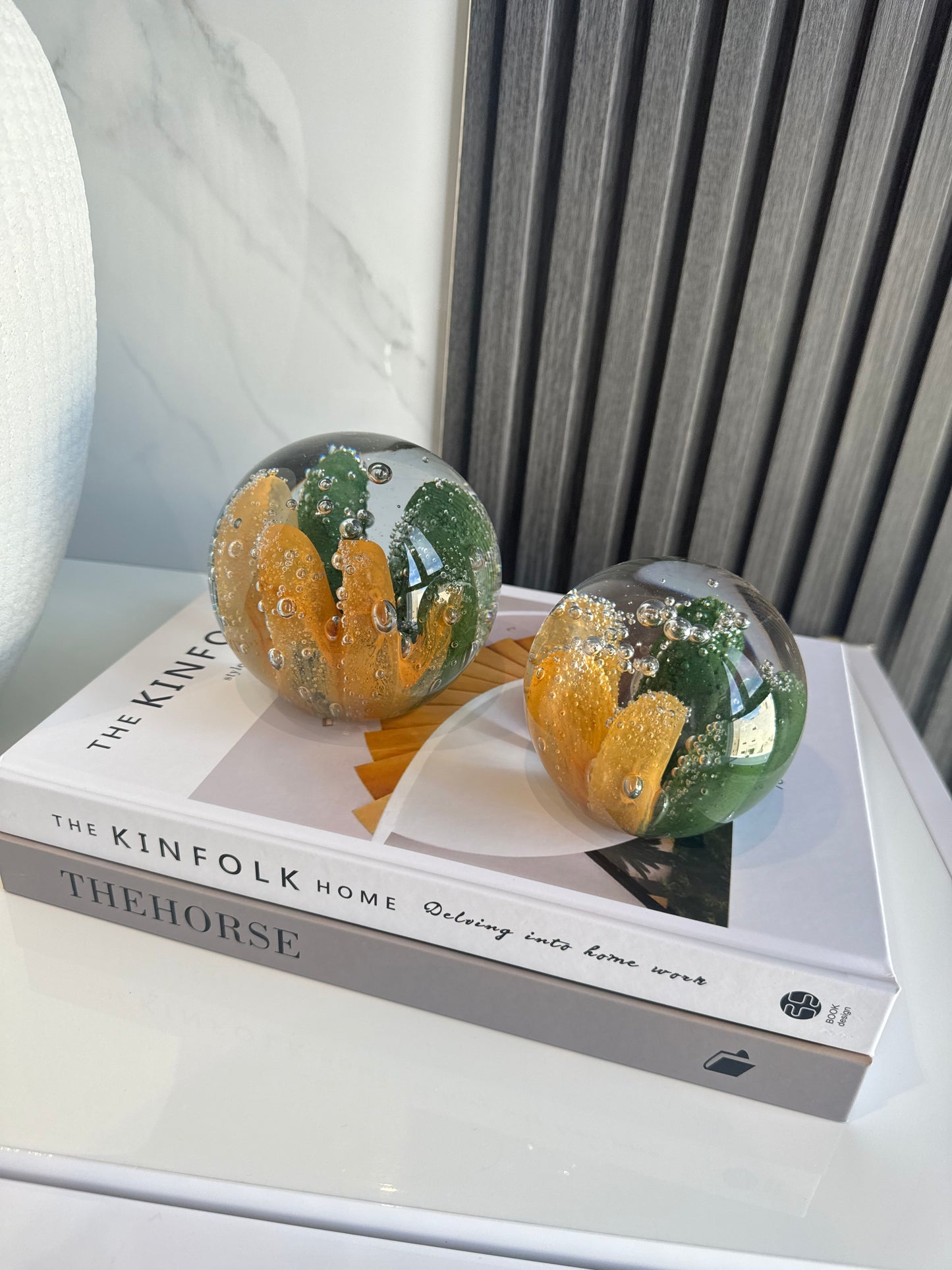 Set of 2 crystal balls طقم قطعتين