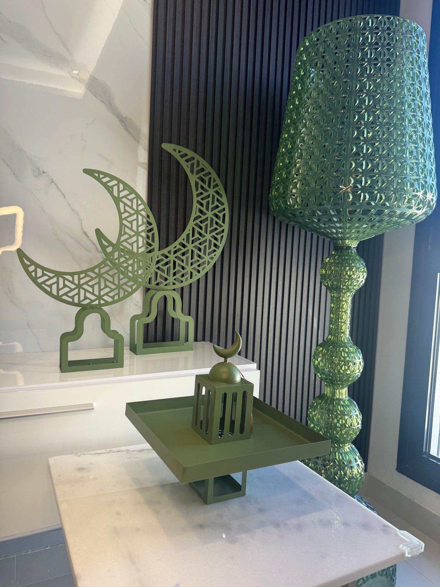 Green Square Stand Tray with Mabkhara صينية تقديم لون اخضر مع مبخرة