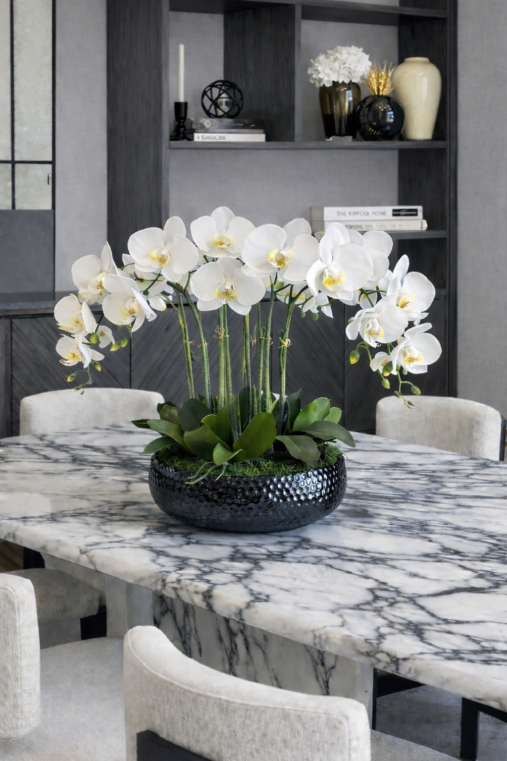 Black Vase Orchid Arrangement فازة سيراميك لون اسود مع تنسيق ورد الاوركيد الاصطناعي