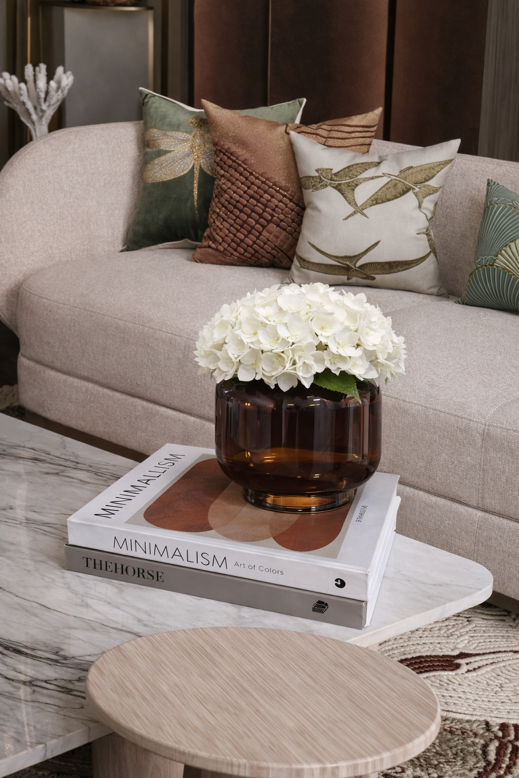 Brown Glass Vase with Hydrangea Flowerفازة زجاج لون بني مع ورد هدرانجيا