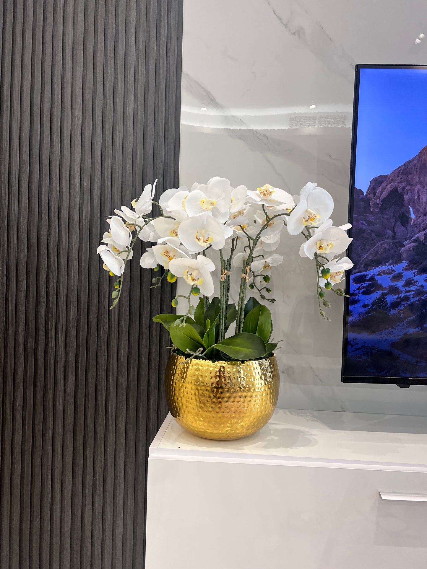 Gold Vase Orchid Arrangement  فازة سيراميك لون ذهبي مع تنسيق ورد الاوركيد الاصطناعي