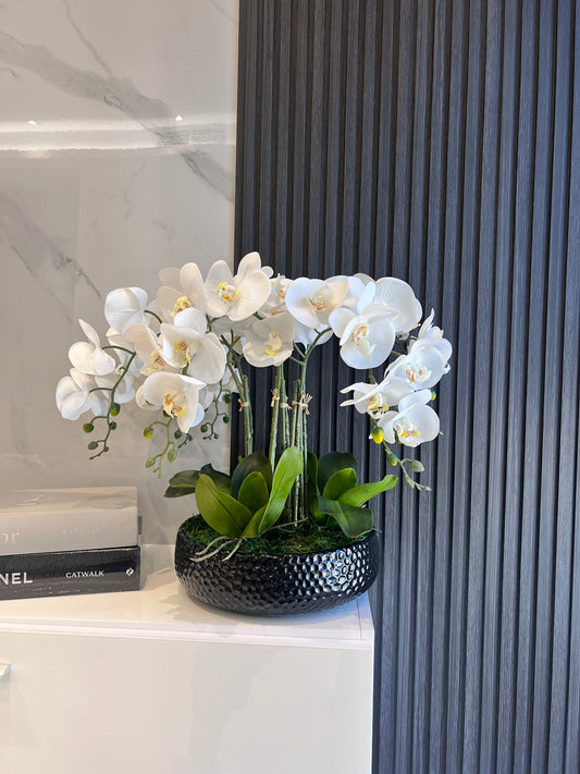 Black Vase Orchid Arrangement فازة سيراميك لون اسود مع تنسيق ورد الاوركيد الاصطناعي